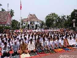 14 Ribu Hektare Sawah Kekeringan, Pemkab Karawang Gelar Salat Istisqa