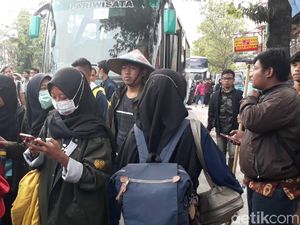 Sempat Tertahan di Brebes, 250 Mahasiswa Semarang Lanjut Perjalanan ke DPR RI