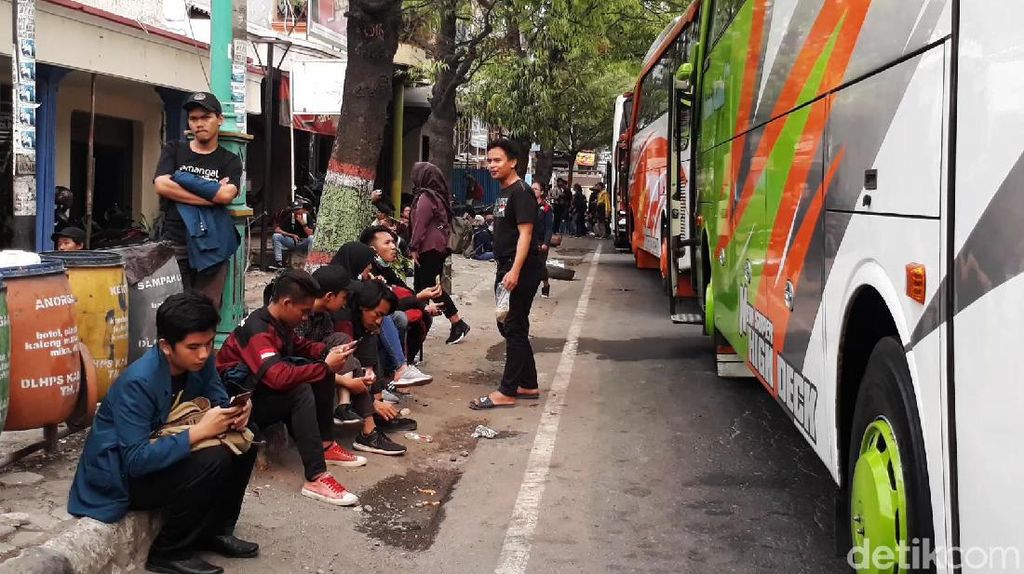 Sempat Tertahan di Brebes, Mahasiswa Semarang Bergerak ke Jakarta