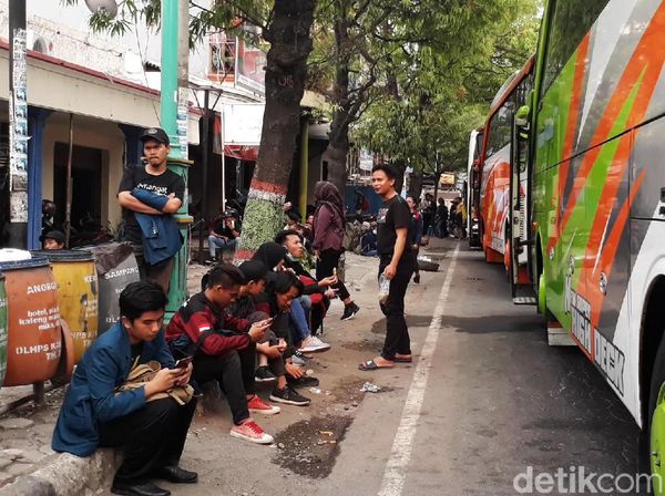 Sempat Tertahan di Brebes, Mahasiswa Semarang Bergerak ke Jakarta