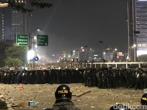 Tangkap Perusuh di Slipi Jakbar, Seorang Polisi Terluka Dipukul Massa