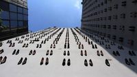 Ratusan Sepatu Jadi Instalasi Seni, Ada Kisah Pilu Para Wanita di Baliknya