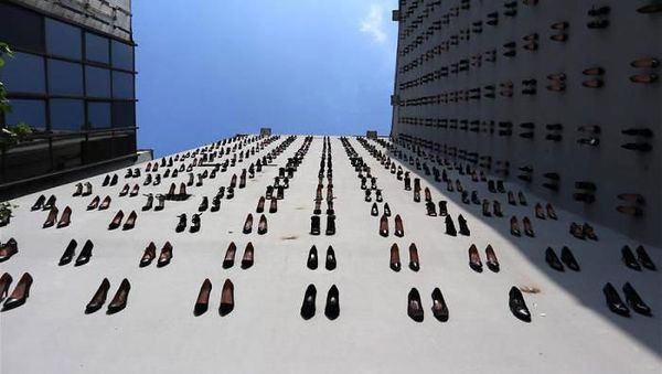 Ratusan Sepatu Jadi Instalasi Seni, Ada Kisah Pilu Para Wanita di Baliknya