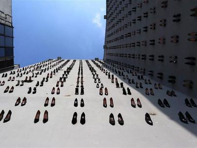 Ratusan Sepatu Jadi Instalasi Seni, Ada Kisah Pilu Para Wanita di Baliknya