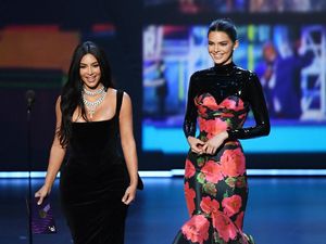 Momen Kim dan Kendall Jenner Ditertawakan di Emmy Awards Momen Kim dan Kendall Jenner Ditertawakan di Emmy Awards
