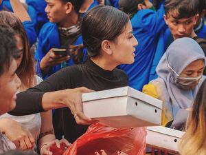 Pendemo Makan Nasi Kotak, Awkarin Rela Makan Siomay Pinggir Jalan Pendemo Makan Nasi Kotak, Awkarin Rela Makan Siomay Pinggir Jalan