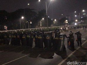 Brimob Sterilisasi Tol Dalkot, Mahasiswa Bergerak ke Slipi-Semanggi Brimob Sterilisasi Tol Dalkot, Mahasiswa Bergerak ke Slipi-Semanggi