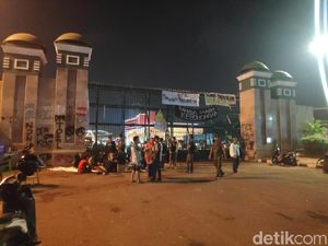 Sejumlah Mahasiswa Penolak RUU KUHP-UU KPK Bertahan di Depan DPR