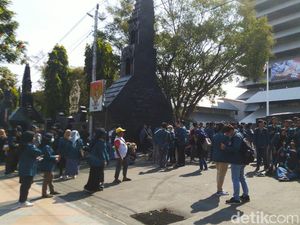 Massa Mahasiswa Semarang Bubarkan Diri, Jalan Pahlawan Dibuka Kembali