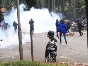 Demo Ricuh di Bandung Timbulkan Korban dari Polisi-Mahasiswa