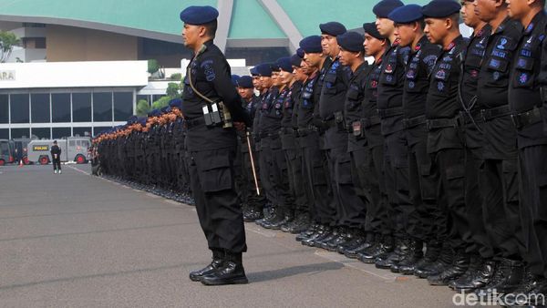 Penampakan Deretan Aparat Polisi yang Amankan Demo di DPR Hari Ini