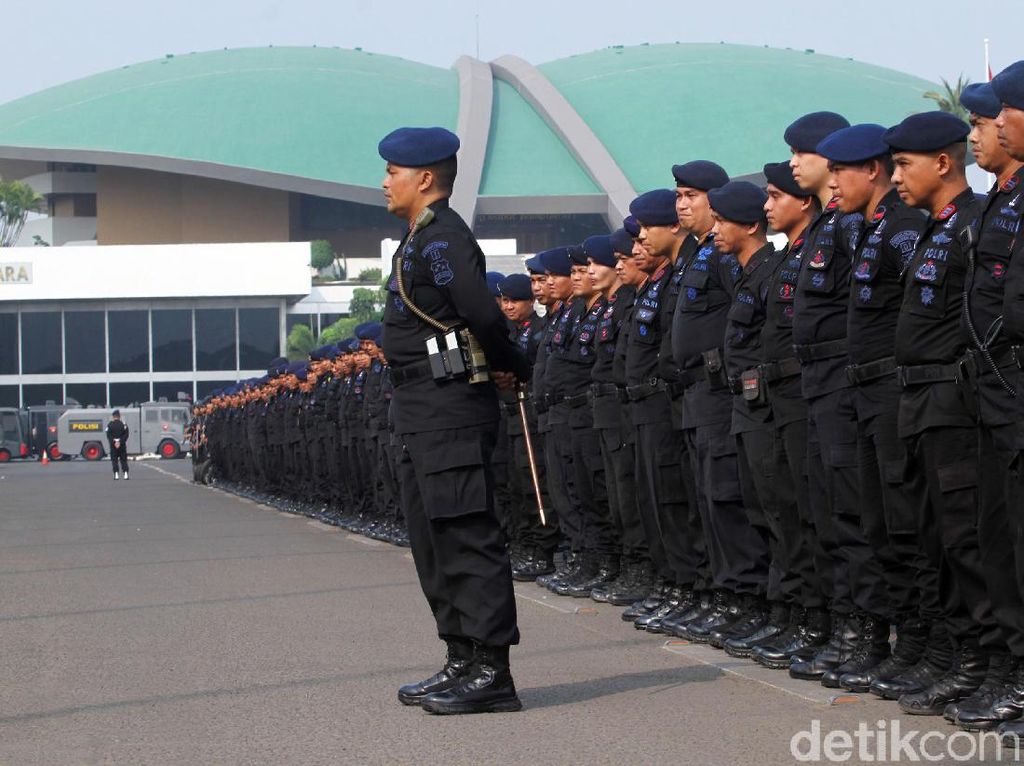 Penampakan Deretan Aparat Polisi yang Amankan Demo di DPR Hari Ini Penampakan Deretan Aparat Polisi yang Amankan Demo di DPR Hari Ini