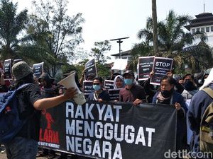 Ratusan Massa dari Berbagai Elemen Masyarakat di Bandung Turun ke Jalan