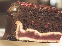 Yummy! Ada Pie Black Forest dalam Cake Cokelat yang Legit Manis
