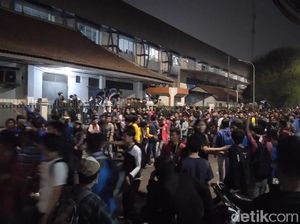 Depan DPR Terurai, Mahasiswa Terpencar ke Gerbang Pemuda-Tentara Pelajar