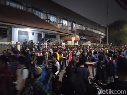 Depan DPR Terurai, Mahasiswa Terpencar ke Gerbang Pemuda-Tentara Pelajar