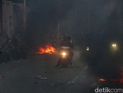 Video Rusuh di Belakang DPR, Polisi Tembakkan Gas Air Mata