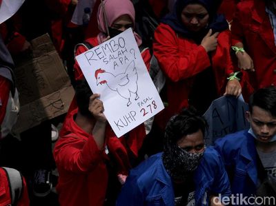 Deretan Tulisan Nyeleneh di Demo Mahasiswa Depan Gedung DPR