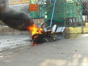 Mahasiswa Makassar Masih Bertahan, Motor Polisi Dibakar