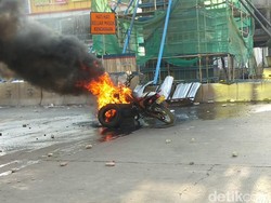 Mahasiswa Makassar Masih Bertahan, Motor Polisi Dibakar