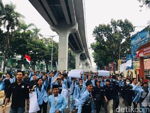 Mahasiswa Turun ke Jalan, Akses di Depan DPRD Sumsel Lumpuh Total