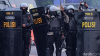 Aksi Polisi Halau Massa Mahasiswa