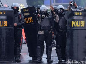 Aksi Polisi Halau Massa Mahasiswa