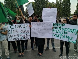 Mahasiswa Bawa Poster Lucu Tanda Enggak Serius Demo? Ini Kata Psikolog