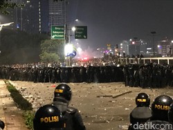 Massa Lempari Polisi Pakai Batu di Slipi, Dibalas Gas Air Mata