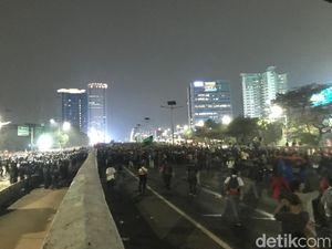 Polisi Kembali Tembakkan Gas Air Mata di Tol Dalkot, Mahasiswa Terus Maju