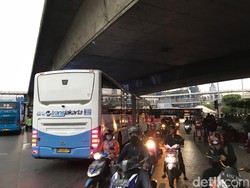 Jalan Sekitar Slipi Ditutup, Tiga Rute TransJakarta Setop Operasi