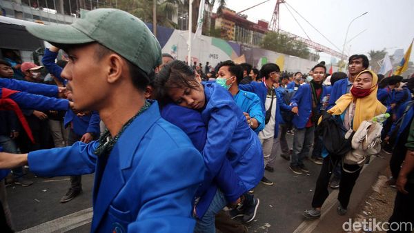 Penampakan Mahasiswa Tumbang Akibat Kelelahan Demo di DPR