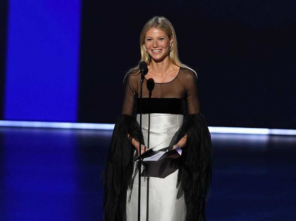 Gaya Jalan Gwyneth Paltrow di Panggung Emmy Jadi Sorotan Netizen Gaya Jalan Gwyneth Paltrow di Panggung Emmy Jadi Sorotan Netizen