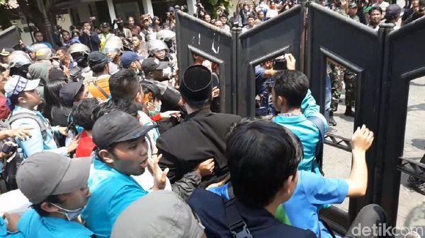 Massa Aksi #BengawanMelawan Geruduk DPRD Surakarta