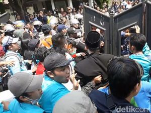 Massa Aksi #BengawanMelawan Geruduk DPRD Surakarta