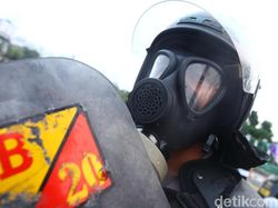 Pakai Kacamata Goggles untuk Penangkal Gas Air Mata Saat Demo, Efektifkah?