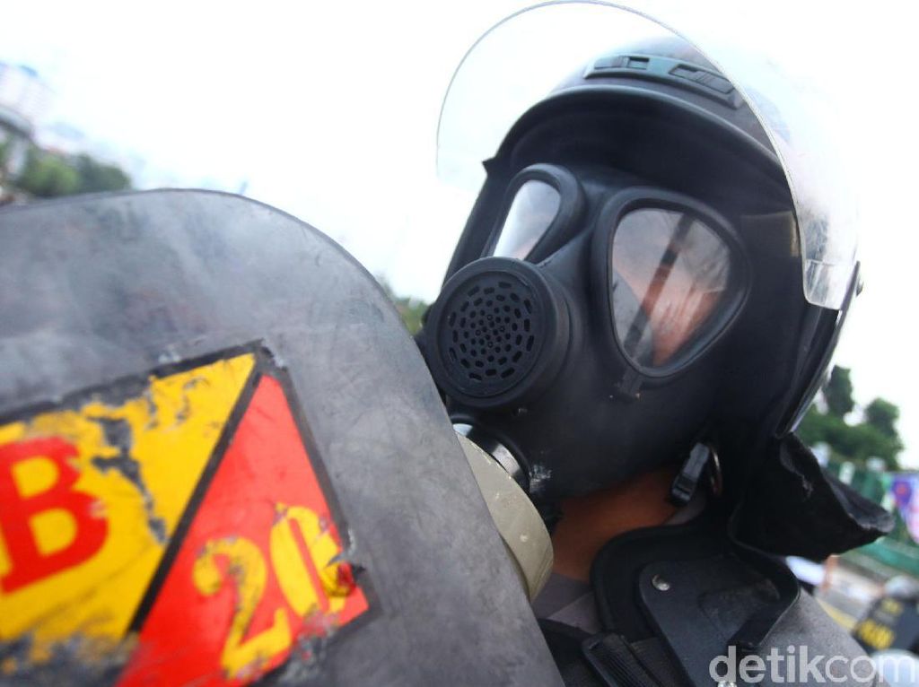 Pakai Kacamata Goggles untuk Penangkal Gas Air Mata Saat Demo, Efektifkah? Pakai Kacamata Goggles untuk Penangkal Gas Air Mata Saat Demo, Efektifkah?