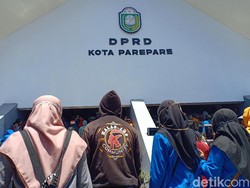 Demo Perppu KPK, Mahasiswa #Pareparemelawan Duduki Gedung DPRD