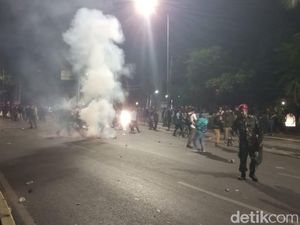Ricuh Polisi-Mahasiswa Juga Pecah di Dekat Halte TransJ JCC Senayan