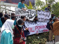 Massa #BengawanMelawan Tutup Tulisan DPRD Kota Surakarta