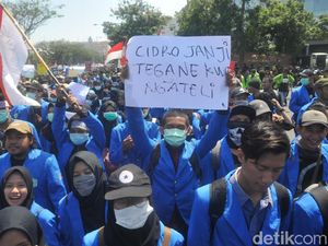 Beragam Poster Ambyar dari Aksi Mahasiswa di Jateng Hari Ini Beragam Poster Ambyar dari Aksi Mahasiswa di Jateng Hari Ini