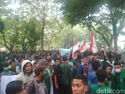 Mahasiswa di Medan Demo di Depan Gedung DPRD Sumut