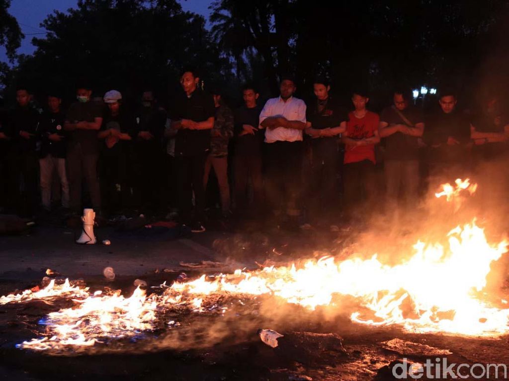 Mahasiswa Salat Berjamaah di Depan Gedung Sate Mahasiswa Salat Berjamaah di Depan Gedung Sate