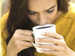 Apakah Kopi Bisa Sebabkan Keringat Berlebih? Ini Penyebabnya