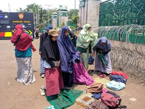 Saat Belasan Mahasiswi Demo Gelar Salat di Aspal di Depan DPR