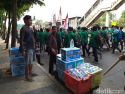 Ramai Demo Mahasiswa, Tukang Ojek Banting Setir Jualan Air Mineral