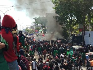 Mahasiswa Geruduk DPRD Sulsel, Bakar Ban dan Bunga Pelantikan Legislator