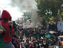 Mahasiswa Geruduk DPRD Sulsel, Bakar Ban dan Bunga Pelantikan Legislator