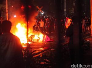 Mahasiswa dan Aparat Bertahan di Belakang DPR, Ada Bus Terbakar
