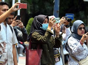 Momen Warga Berbondong-bondong Abadikan Aksi Demo Mahasiswa